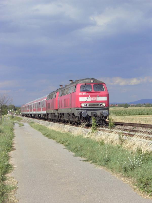 Regionalbahn Ludwigshafen BASF - Germersheim. BR 218 als Doppeltraktion. Aufenommen im Sommer 2005 zwischen Speyer und Germersheim. Noch ohne Fahrdraht!