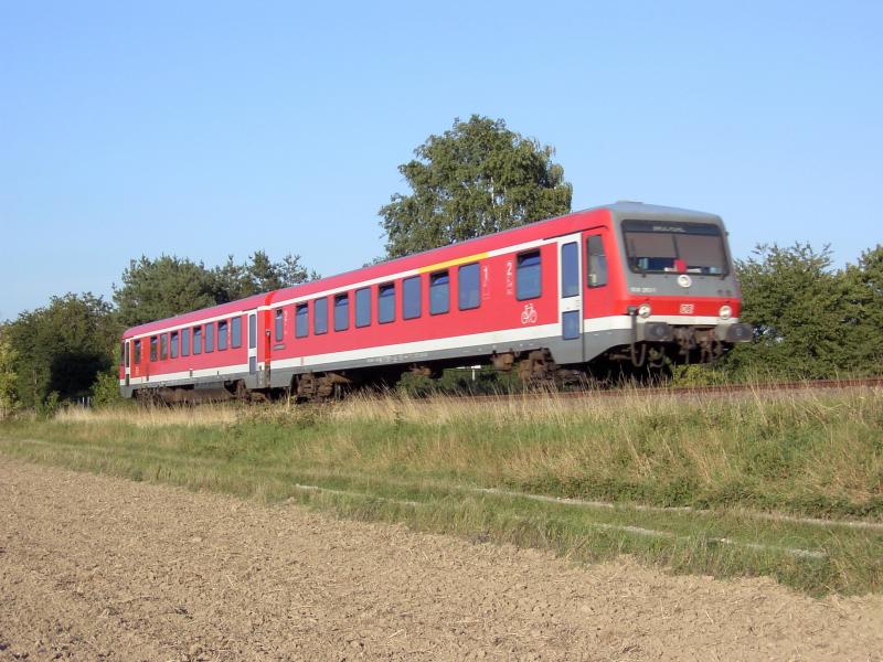 Regionalbahn mit Triebwagen der BR 628 zwischen Speyer und Germersheim im Sommer 2005
