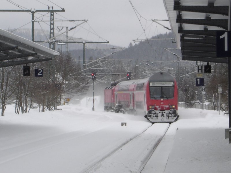 Regionalbahn nach Freiburg HBF fhrt am 25. Mrz 2008 aus Neustadt/Schwarzwald kommend, um 14.38 Uhr in den verschneiten Bahnhof Titisee ein.