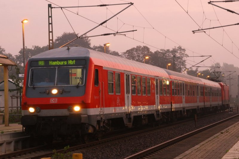 Regionalbahn nach Hamburg Hbf im Morgengrauen Gleis 3 Bf. Hagenow Land 10/2006