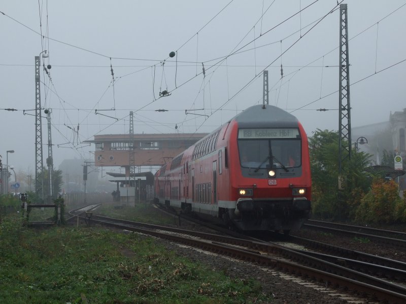 Regionalbahn nach Koblenz am nebeligen Morgen des 11.10.2008 bei der Ausfahrt des Bahnhof Bingen Stadt