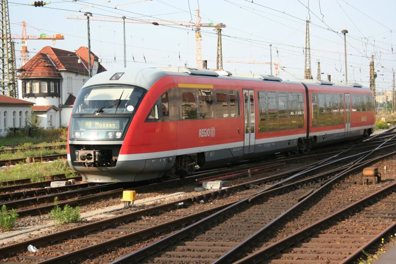 Regionalbahn nach Nossen mit 642 640-7 am 12.9.2008 im Leipziger Hbf.
