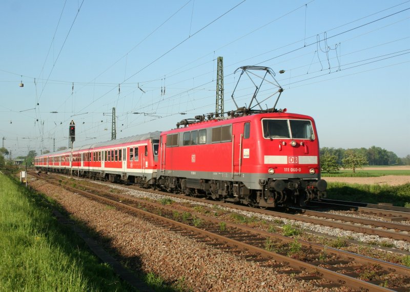 Regionalbahn nach Offenburg mit 111 060-0 am 7.5.2008 in Niederschopfheim. 
