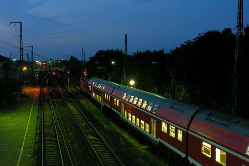 Regionalbahn von Potsdam nach Wustermark am 18.8.2005 im Bahnhof Priort (westlicher Berliner Auenring).