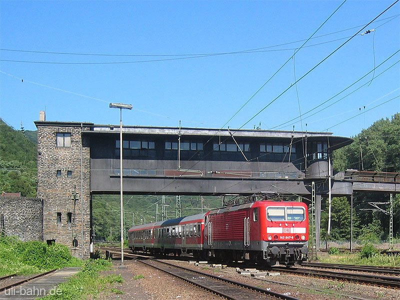 RegionalBahn RB 12759 mit BR 143 647 unter dem ehem. Reiterstellwerk Bingerbrck. 18.7.2006
