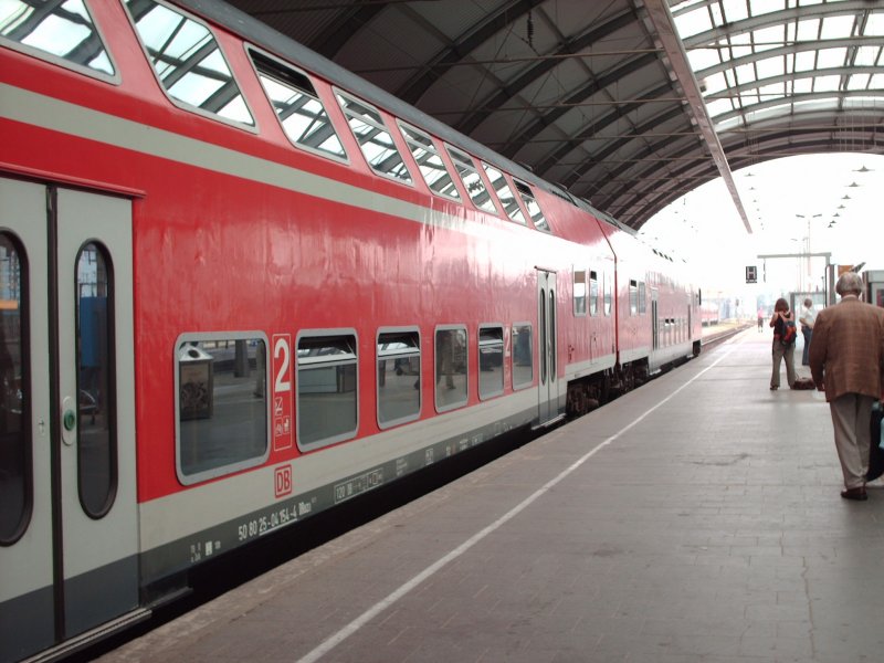 RegionalBahn steht auf Gleis6 in Halle(Saale)Hbf Abfahrtbereit nach Dessau Hbf.