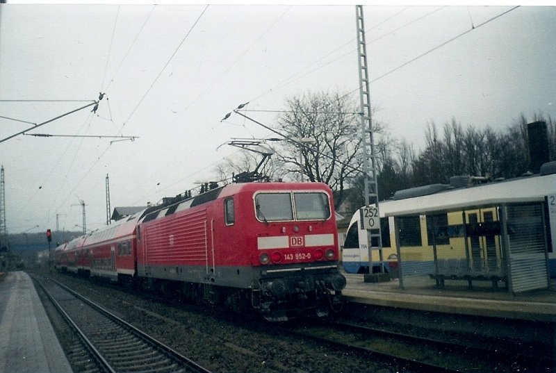 Regionalbahn Stralsund-Sassnitz mit 143 952 im April 2006 in Bergen/Rgen.