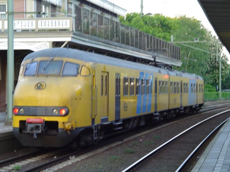 RegionalBahn wartet auf die Abfahrt nach Utrecht Centraal.
Baarn, 15.05.2004.