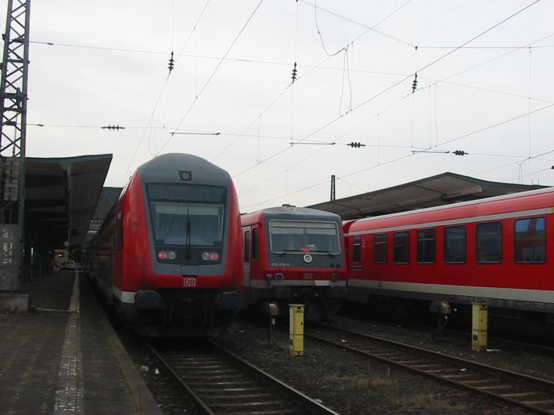 Regionalbahntreffen an Gleis 9. Links die angekommene Regionalbahn von Biblis in der Mitte ein Abgestellter 628 und Rechts sieht man zum Teil die RB nach Bensheim ebenfalls ein 628er.