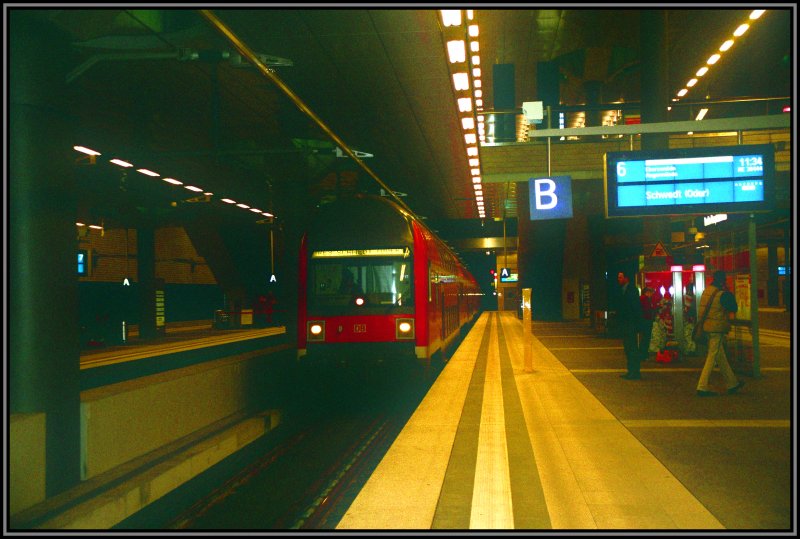 Regionalexpress 38444 von Wnsdorf-Waldstadt ber Angermnde nach Schwedt(Oder) rollt auf Gleis 6 des Berliner Hauptbahnhofes ein.