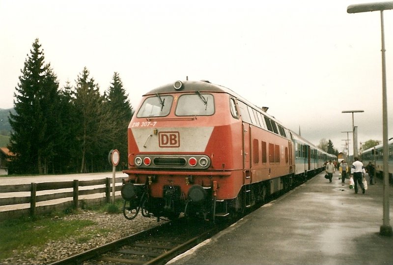 Regionalexpress Bayrischzell-Mnchen mit der 218 307 im Mai 1998 im Kopfbahnhof Schliersee.