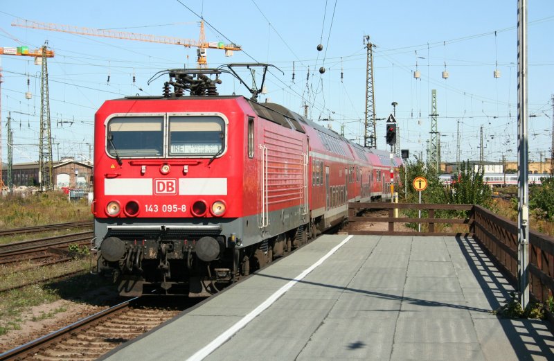 Regionalexpress von Leipzig-Flughafen nach Leipzig mit 143 095-8 fhrt am 13.9.2008 in Leipzig Hbf ein.
