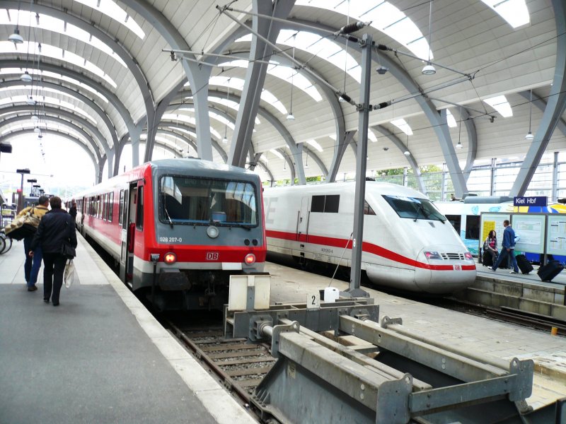 Regionalexpress nach Bad Kleinen und ICE 808 aus Basel stehen in Kiel Hauptbahnhof auf Gleis 2 und 3. Aufgenommen am 6.7.2007 um 11.40 Uhr.