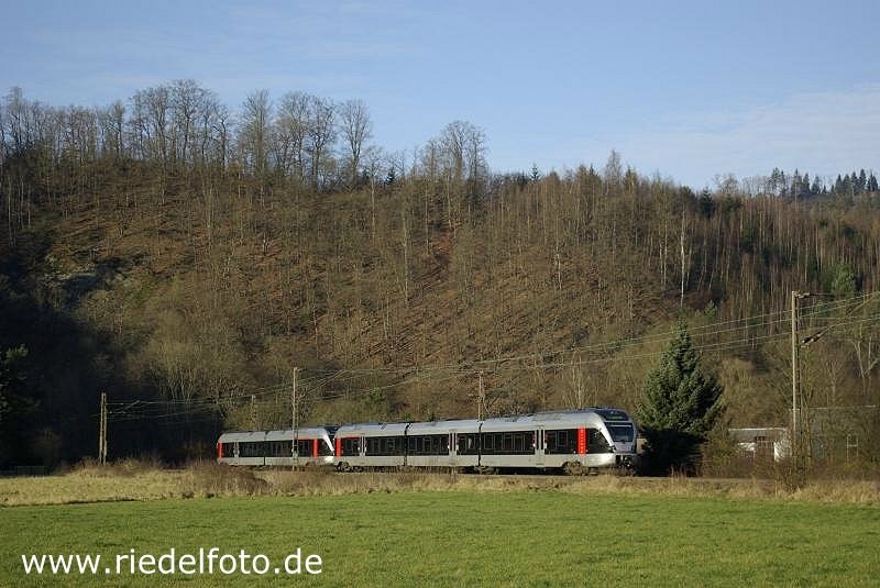 Regionalexpress Siegen-Essen im Lennetal bei Plettenberg