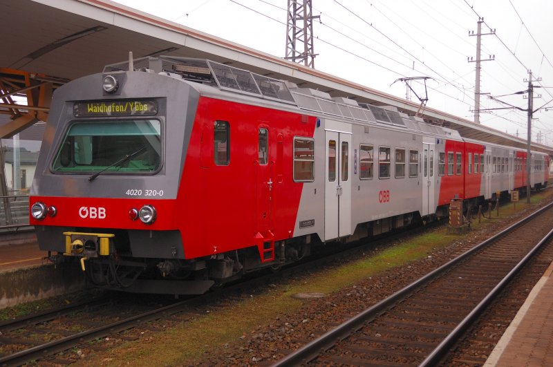 Regionaltriebwagen 4020 320-0 nach Waidhofen / Ybbs steht abfahrbereit in Amstetten, N. (11.11.2008)