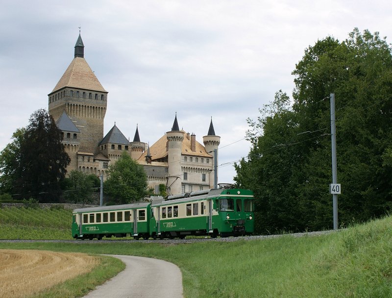 Regionalzug 119 auf der Fahrt nach Morges vor der Kulisse des Chteau de Vufflens am 24.07.2009. 