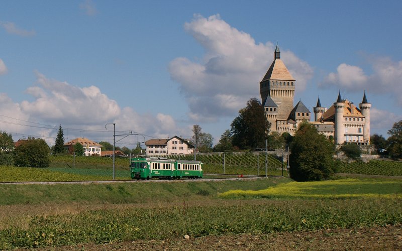 Regionalzug 119 beim Chteau de Vufflens.
(13.10.2009)
