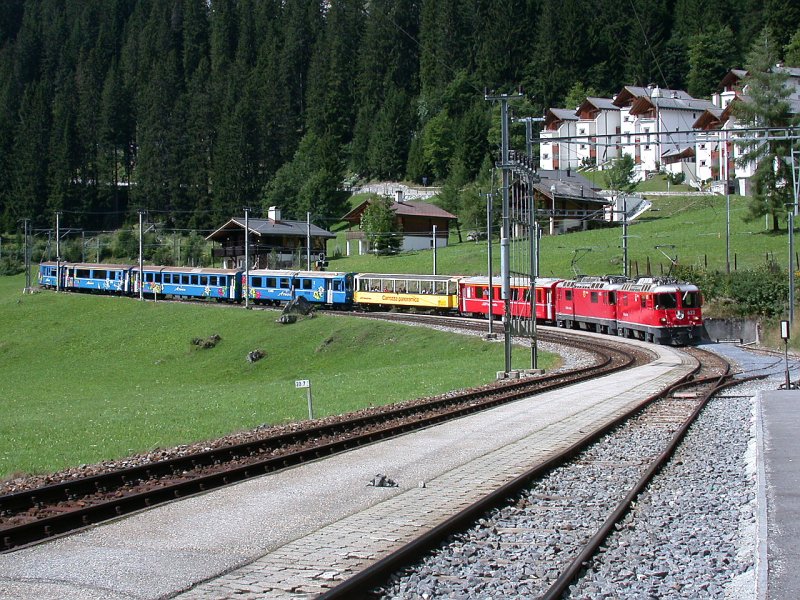 Regionalzug 1436 Arosa-Chur mit einem ungewhnlichen Fahrzeugmix. Ge 4/4 II 622  Arosa  vor Ge 4/4 II 625  Kblis , 1.Klasse Wagen rot, Aussichtswagen, Steuerwagen Bt1703 und restliche Wagen des Arosaexpress. Einfahrt Litzirti am 19.08.2006