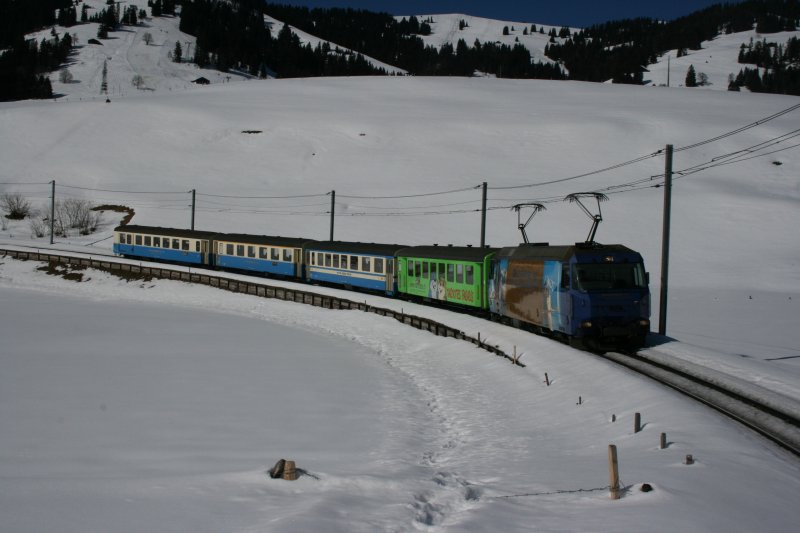 Regionalzug 2221 mit Ge 4/4 8002 am 28.2.2009 unterhalb Schnried. 