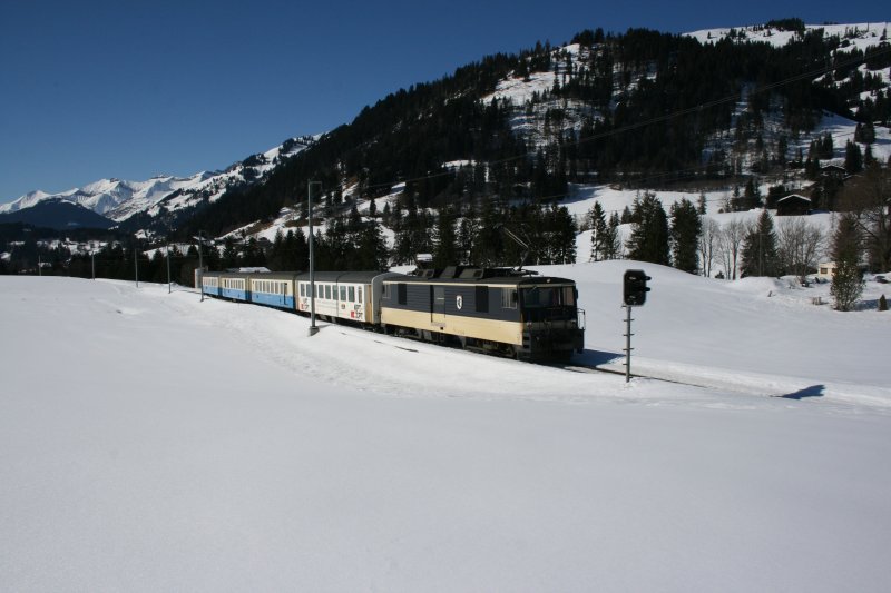 Regionalzug 2224, gezogen von der GDe 4/4 6004, oberhalb Gruben. Aufnahme am 28.2.2009. 