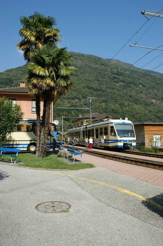 Regionalzug 315 Camedo - Locarno in Intragna am 23. Sept 2009.