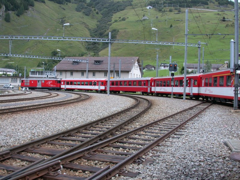 Regionalzug 350 ber den Oberalppass nach Disentis/Muster mit Deh 4/4 Triebfahrzeug wird in Andermatt bereitgestellt. Die vordersten drei Wagen, darunter ein RhB Wagen laufen durch bis Chur und werden in Disentis an den RhB Zug gekuppelt.(16.08.2006)