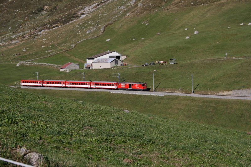 Regionalzug 534 (Brig - Gschenen) mit Deh 4/4 53 am 12.10.2006 unterwegs zwischen Realp und Hospental. 
