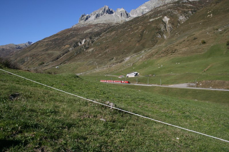 Regionalzug 538 mit Deh 4/4 94 am 12.10.2006 im Urserental zwischen Realp und Hospental. 