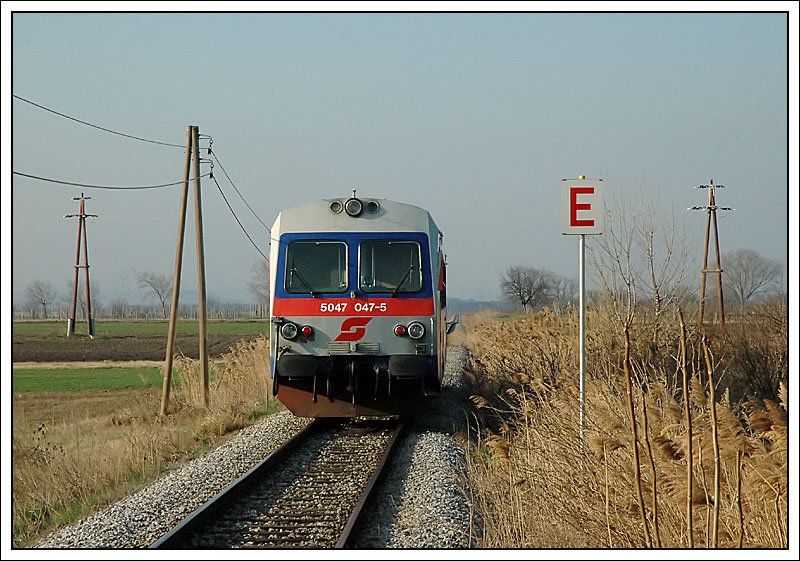 Regionalzug 7811 von Neusiedl am See in die Landeshauptstadt des Burgenlandes, Eisenstadt, am 10.3.2007 beim Veralssen der Haltestelle Breitenbrunn.