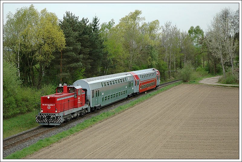 Regionalzug 8424 von Kflach nach Graz am 18.4.2007 kurz vor Premsttten-Tobelbad.
