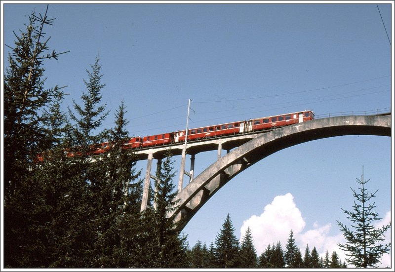 Regionalzug auf Langwieserviadukt. (Archiv 08/91)