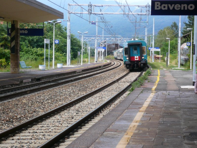 Regionalzug aus Domodossola fhrt am 14.8.2007 in den Bahnhof Baveno ein