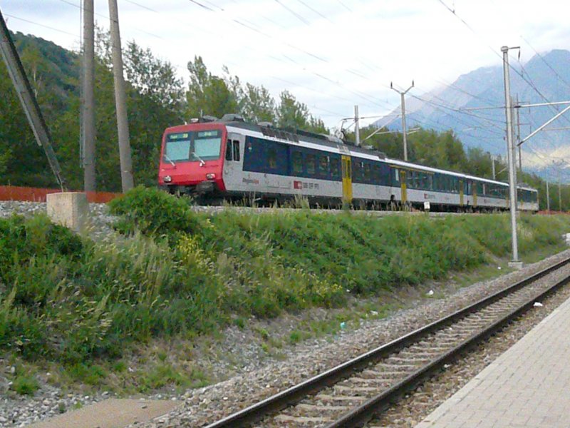 Regionalzug aus Sion nach Brig fhrt am 17.8.2007 durch Eyholz