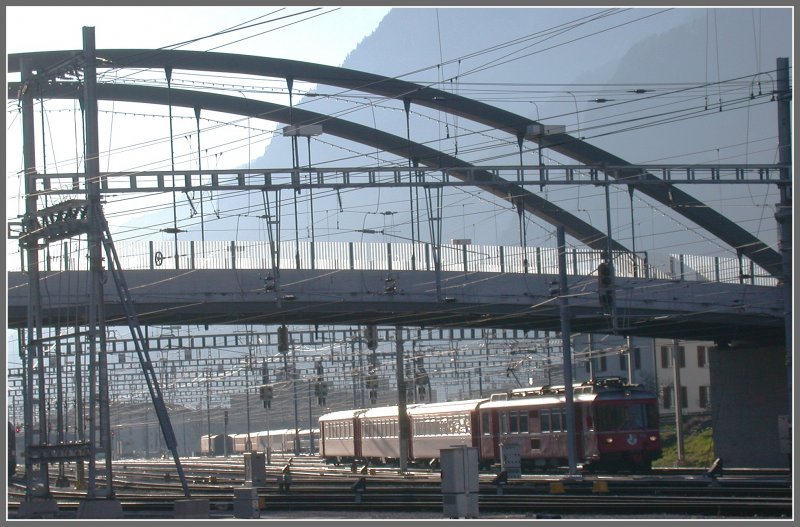 Regionalzug aus Thusis fhrt unter der Friedaubrcke hindurch in den Bahnhof Chur ein.(12.03.2007)