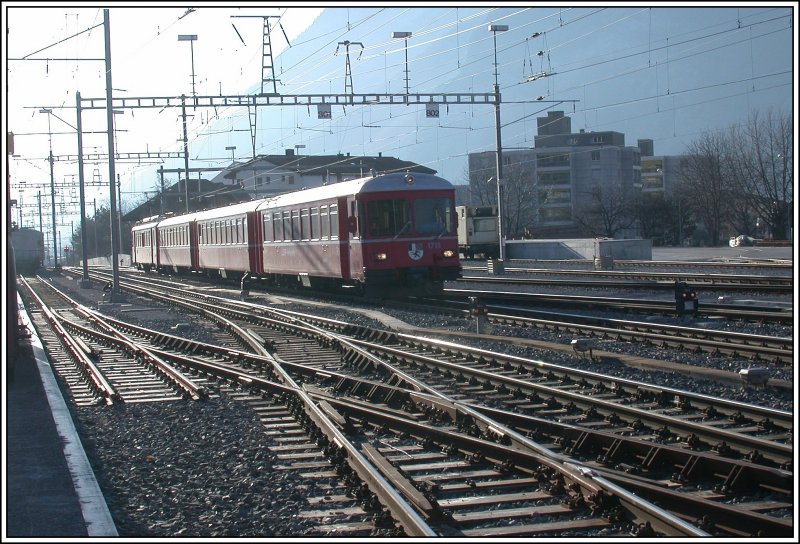 Regionalzug aus Thusis hinter einer Kreuzung Normal-/Schmalspur im Gterbahnhof Chur. (12.03.2007)