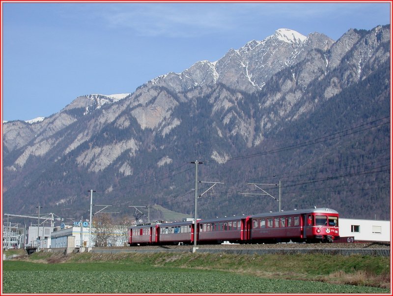 Regionalzug bei Chur West mit Montalin 2266m/.M. (12.03.2007)