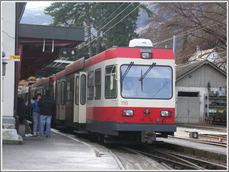 Regionalzug bestehend aus Triebwagen und zwei Steuerwagen nach Liestal steht abfahrbereit in Waldenburg. (05.12.2006)