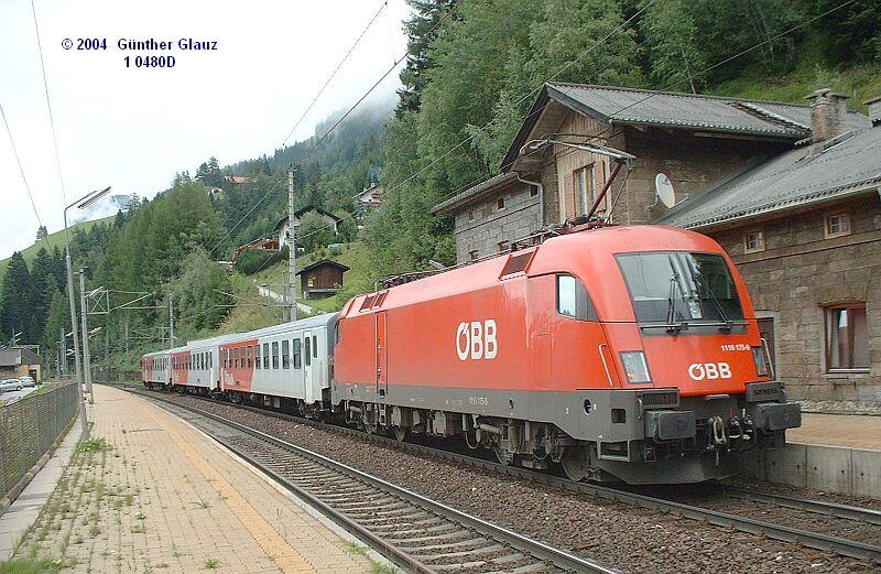 Regionalzug Brenner - Innsbruck mit Lok 1116 175 hlt am 31.08.2004 in der Haltestelle Gries. Auf der sterreichischen Seite der Brennerbahn fahren die Zge auf dem rechten Gleis, auf der italienischen links.