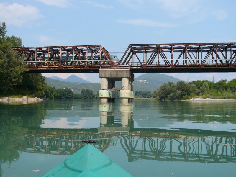 Regionalzug f�hrt am 14.8.2007 kurz vor Verbania-Pallanza �ber die Toce Br�cke