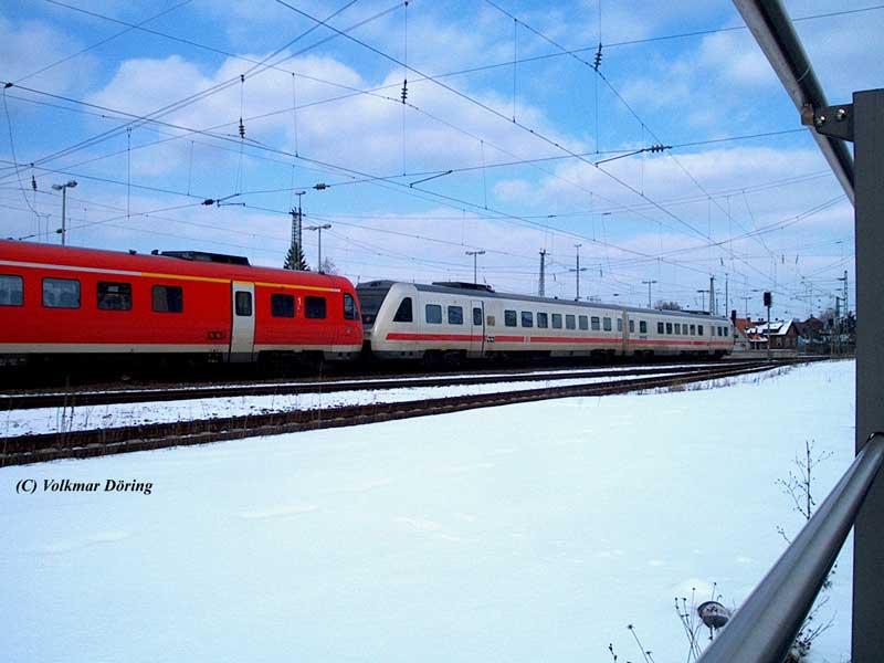 Regionalzug in Farbgebung InterCity - Nach dem Scheitern der Mogelpackung auf der Franken-Sachsen-Magistrale sind die umlackierten 612er als RE- und RB-Zge anzutreffen. Hier RE 3209 Lichtenfels - Hof bei Ausfahrt aus Lichtenfels, 18.02.2005
