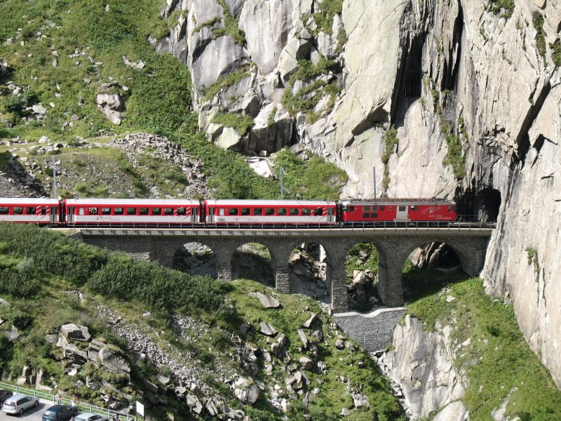 Regionalzug geschoben von einem Gepcktriebwagen Deh 4/4 I zwischen Gschenen und Andermatt im  Urner Loch . Fotografiert von der  Via Ferrata Diavolo  (Klettersteig; im unteren drittel)