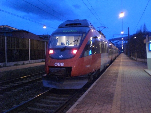 Regionalzug von Innsbruck nach Rosenheim in Rum b.Innsbruck.
30.11.2008