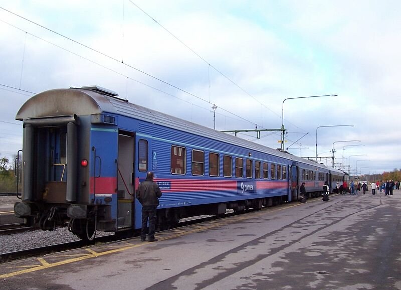 Regionalzug Lulea - Narvik am 05.10.2006 in Kiruna, schwedische Zge haben nur noch Nichtraucherwagen, rauchen darf man nur noch vor dem Zug.