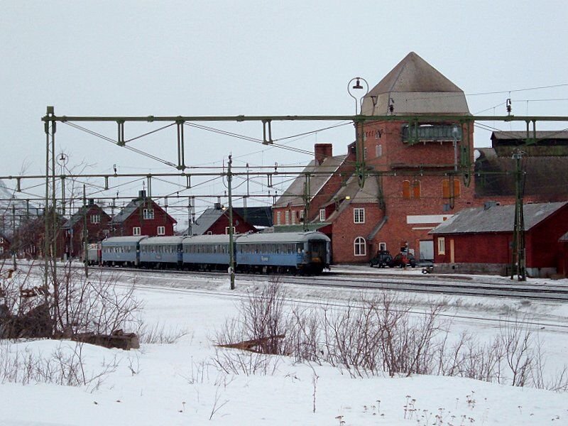 Regionalzug Lulea - Narvik hlt im Mrz 2006 im Bahnhof Abisko stra.