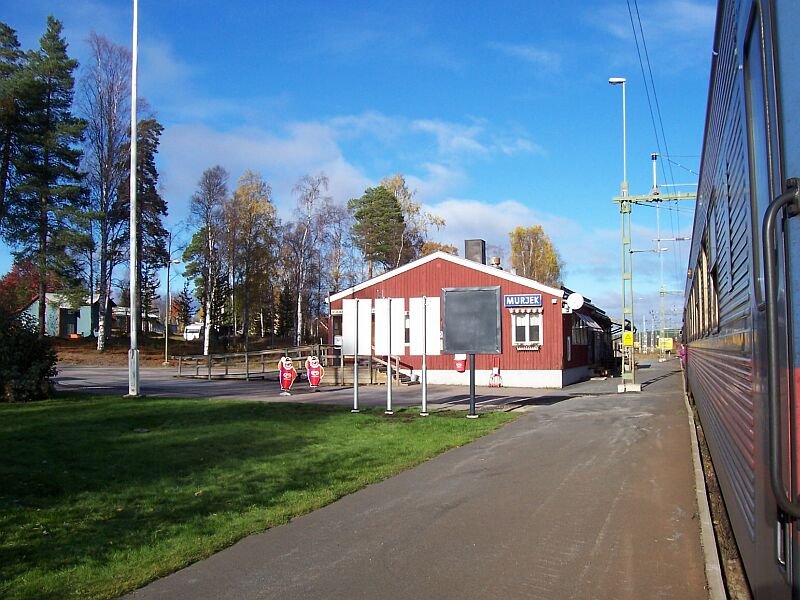 Regionalzug Lulea - Narvik wartet am 05.10.2006 im Bahnhof Murjek am Polarkreis auf einen entgegenkommenden Erzzug. 