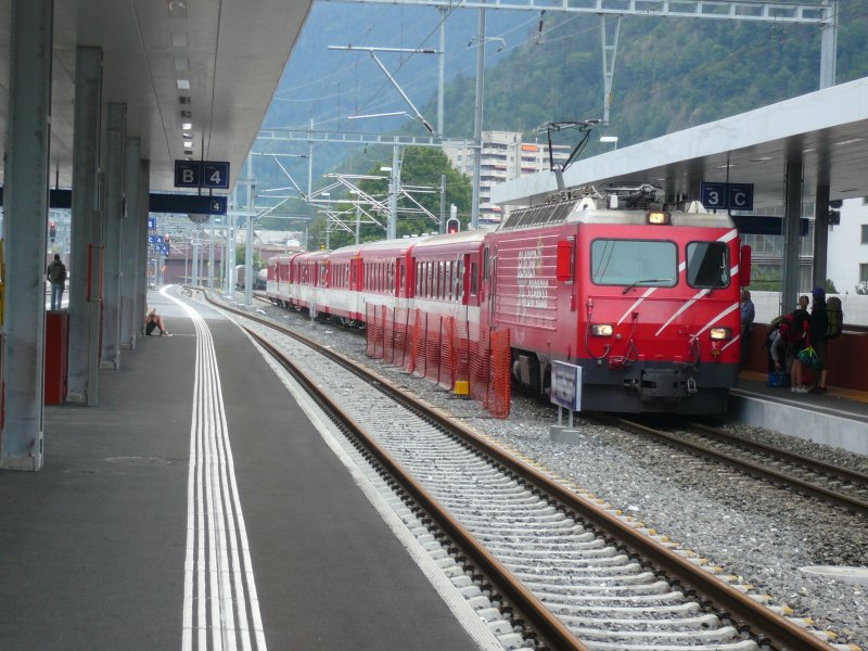 Regionalzug der Matterhorn Gotthard Bahn nach Zermatt fhrt am 19.8.2007 in den neuen Bahnhof Visp ein.