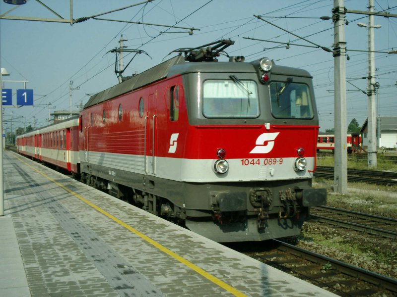Regionalzug mit 1044 089-9 fhrt in Bahnhof Wels ein. [24.07.06]