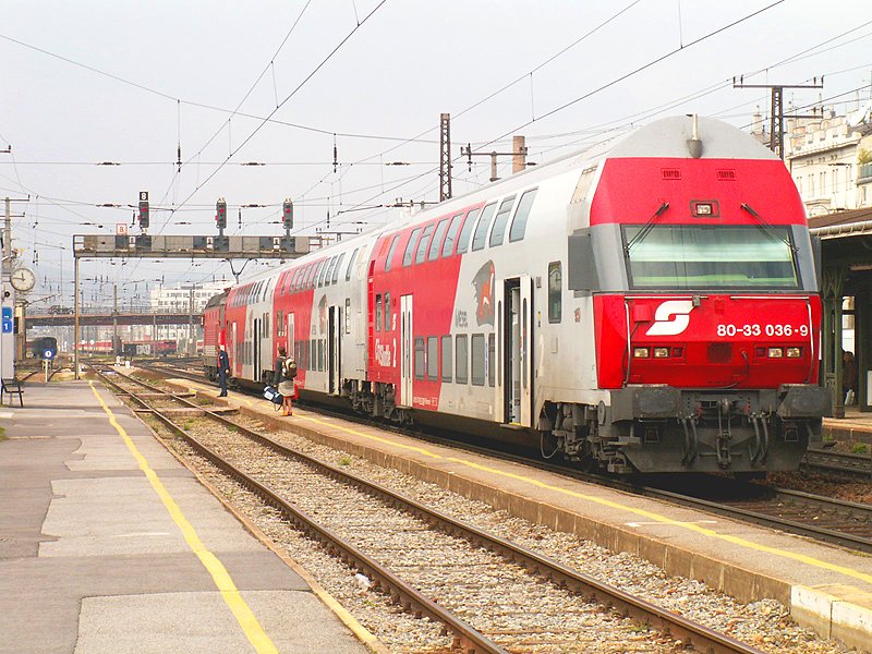 Regionalzug mit 8033 036 als Steuerwagen bei seinem planmssigen Halt in Wien Penzing (4.4.2008)