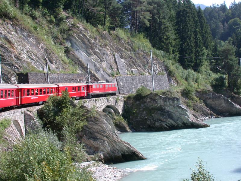 Regionalzug mit Ge 6/6 II auf dem Weg entlang des Rheins zwischen Trin und Reichenau-Tamins. (24.08.2003)