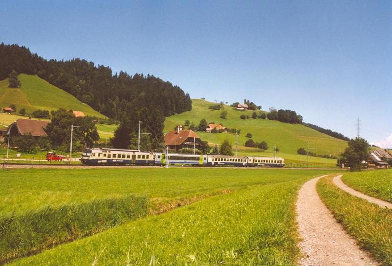 Regionalzug mit RBDe 565 der BLS hat am 12. August 2005 soeben Zziwil in Richtung Langnau verlassen.